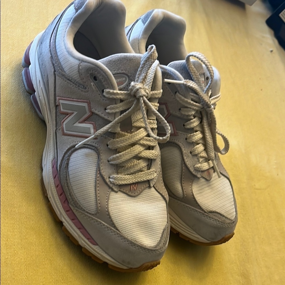 New Balance Women's White and Pink Sneakers size 8.5